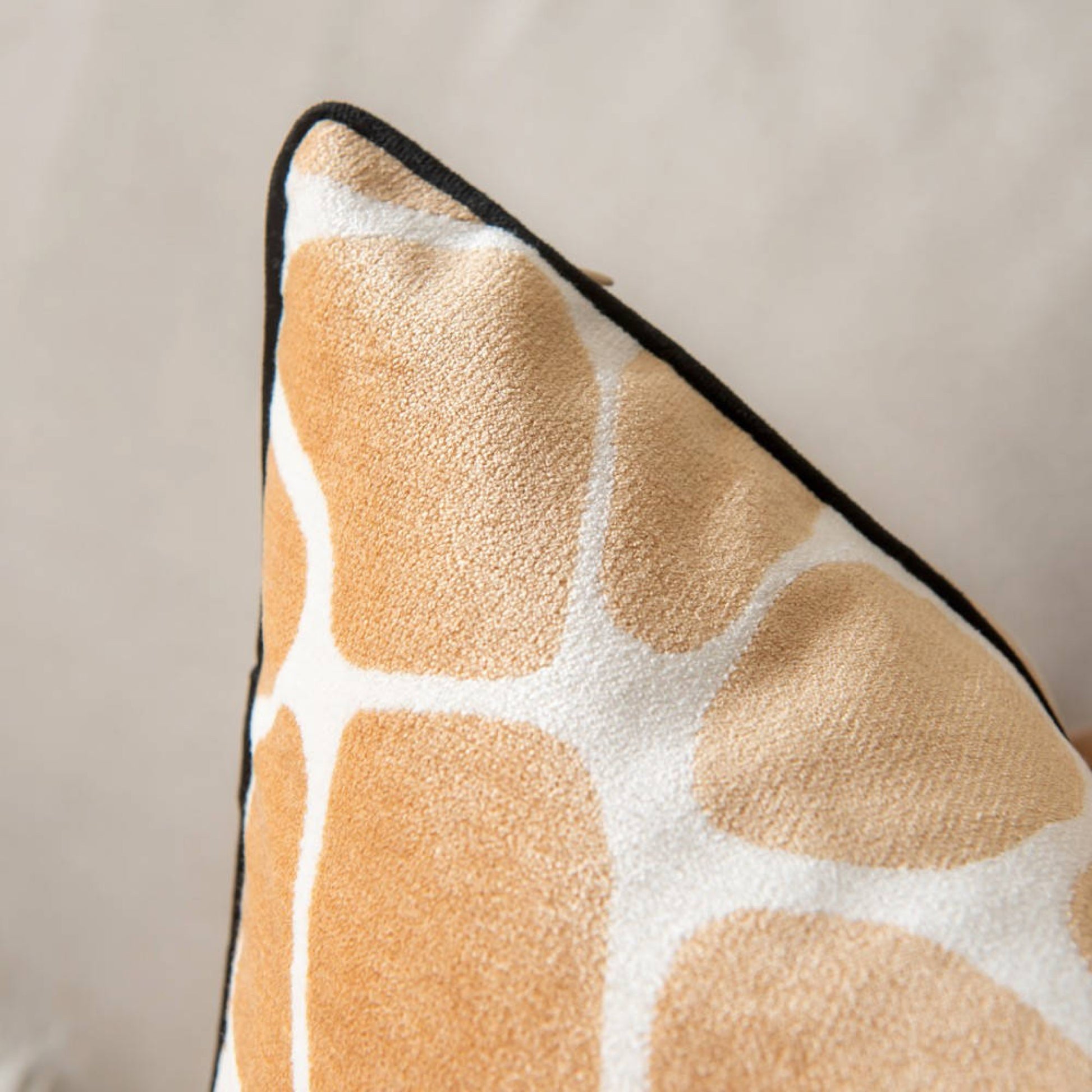 22x22 Giraffe Print Pillow Cover